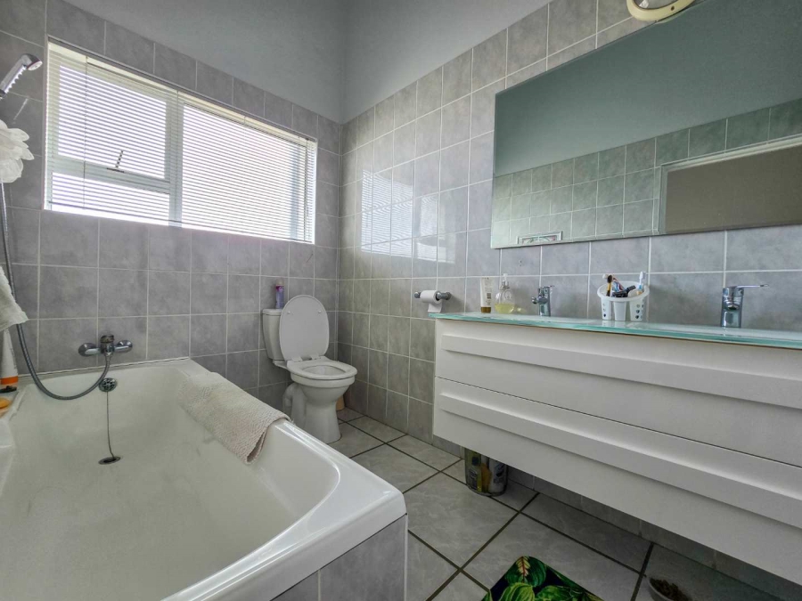 4 Bedroom Property for Sale in Stilbaai Wes Western Cape